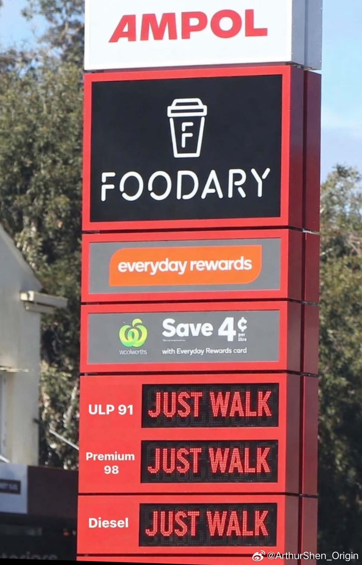 全球油价的疯涨也在影响澳洲市场。有一家BP加油站干脆在通常显示油价的屏幕上，打出