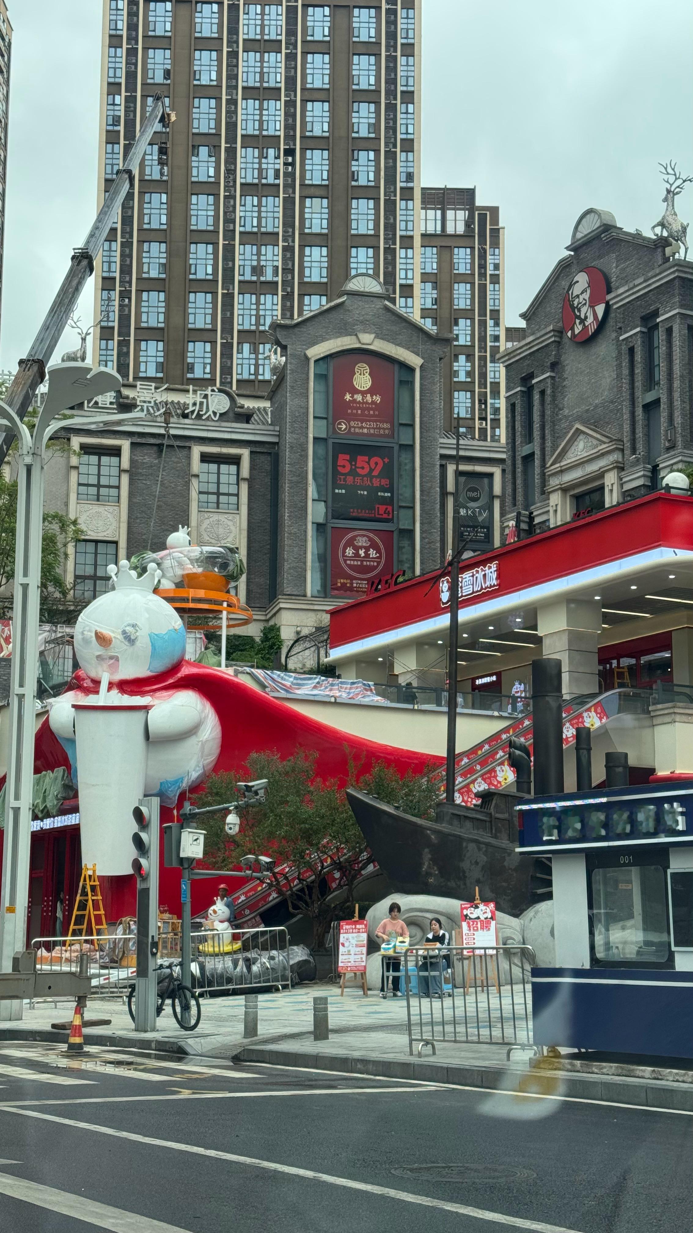 据说这是一千平的蜜雪冰城旗舰店[good] ​​​