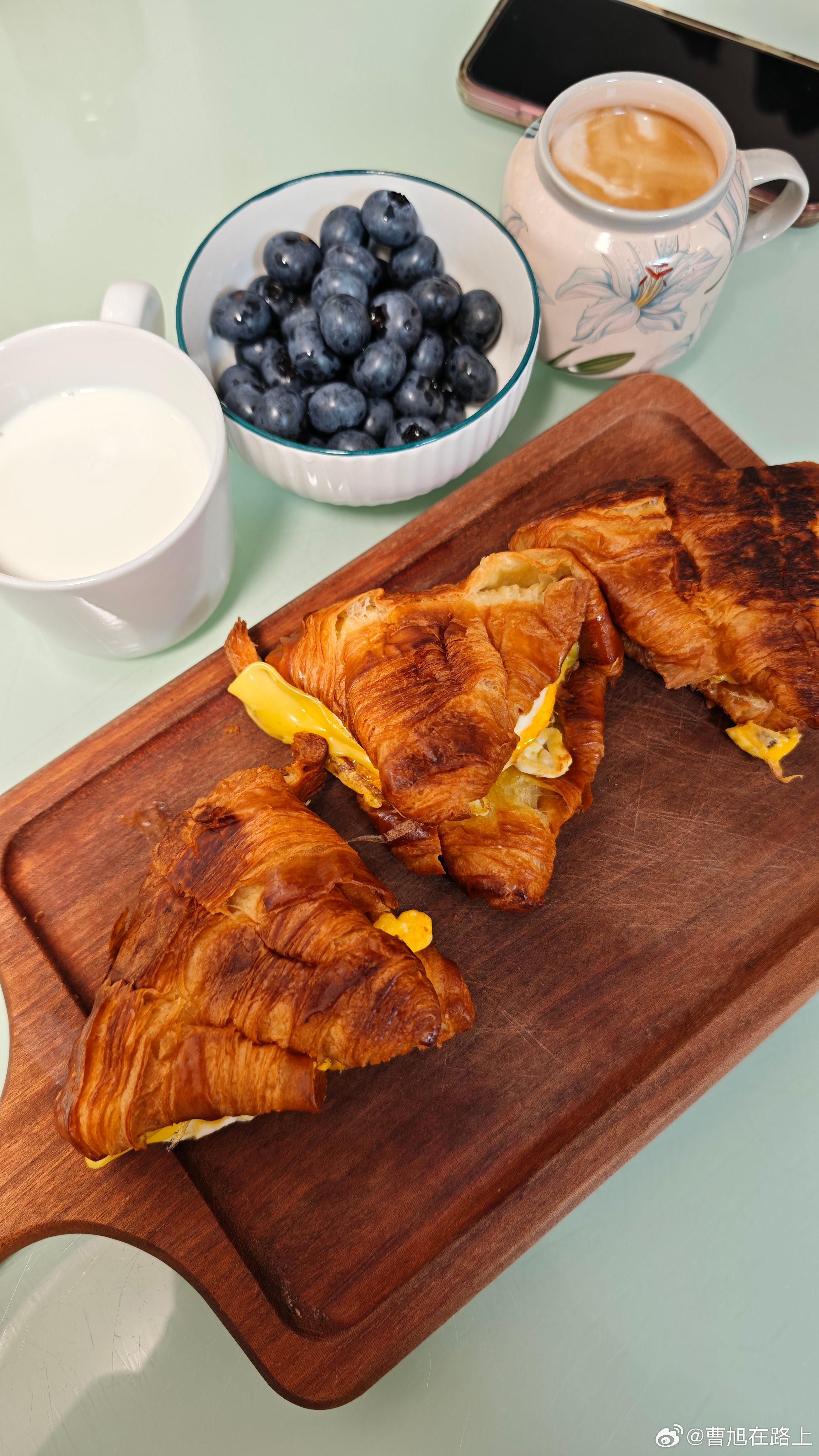 简简单单 吃个早餐今天继续飞行日 下午去大理华为乾崑 启境GT7我已经订车了新一