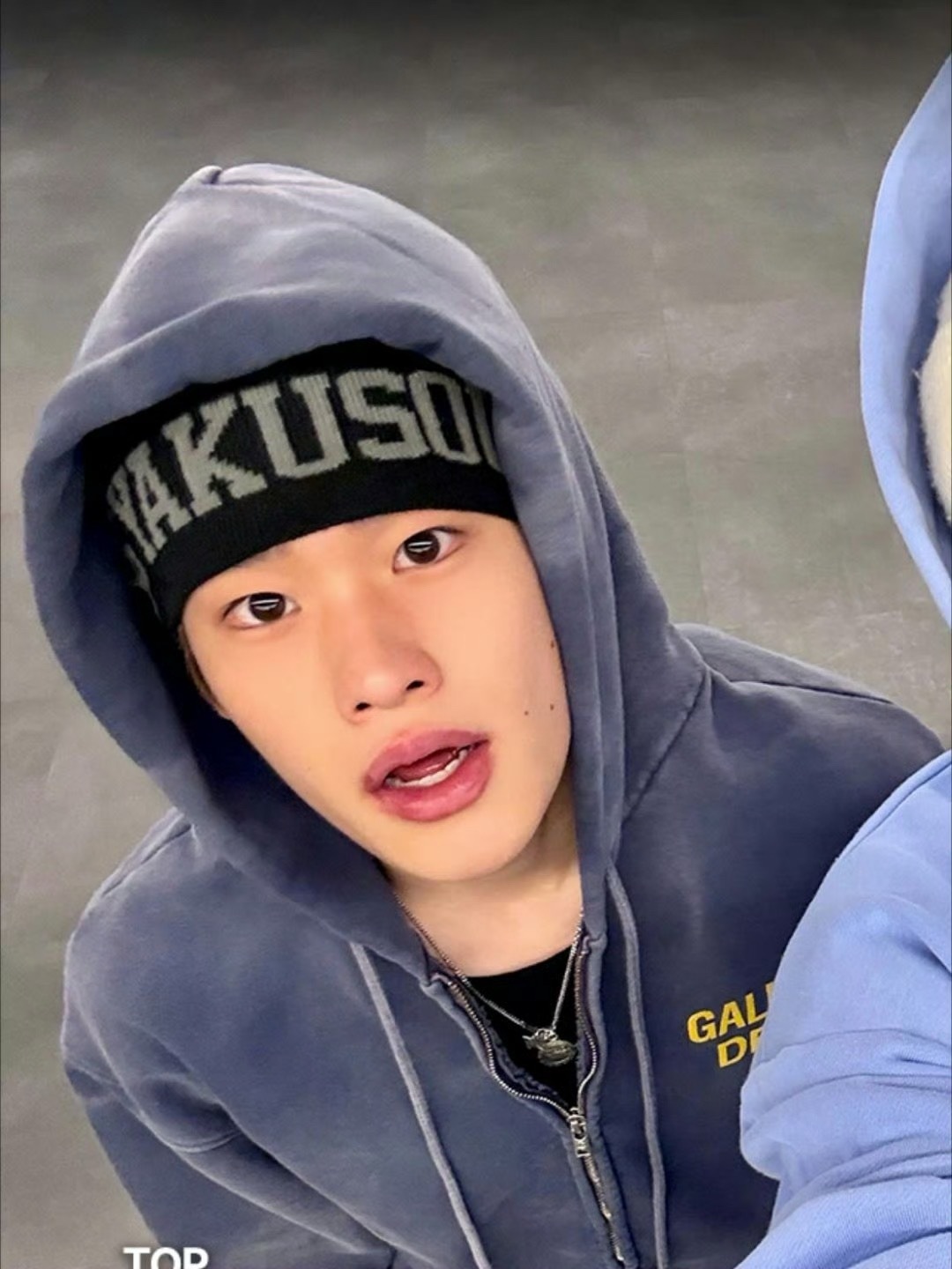 明明是那么恋旧的一个人被女孩儿伤了心应该会缓很久吧 又或许是男女关系中断舍离很干