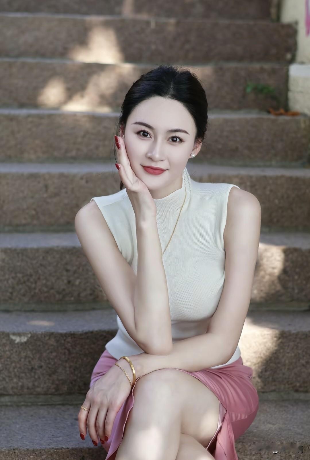 时间这位酿酒师，实在是太神奇啦！就像把少女酿成了令人陶醉的美少妇，看上去风韵犹存