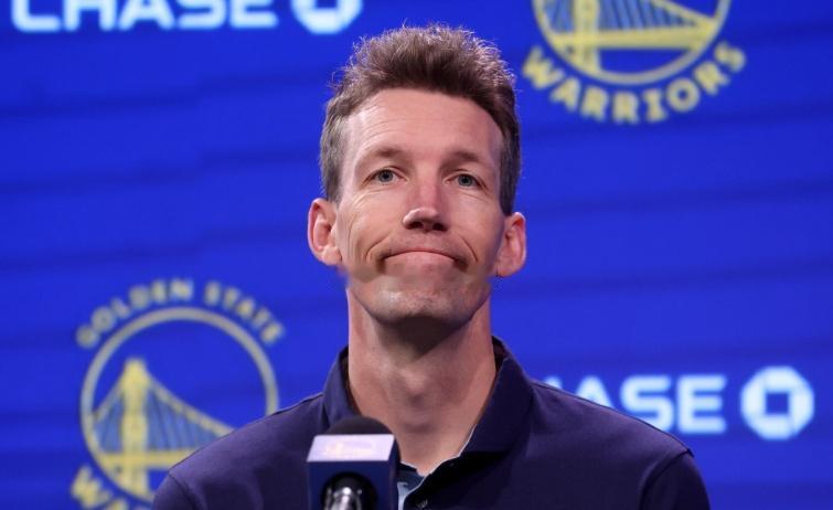 根据ESPN记者Anthony Slater的消息，金州勇士总经理迈克-邓利维（