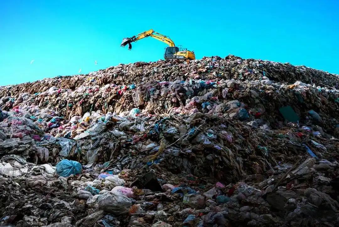 中国的垃圾真不够烧了！投资21.7亿，深圳最大的垃圾山都快没了。
想象一下：在你