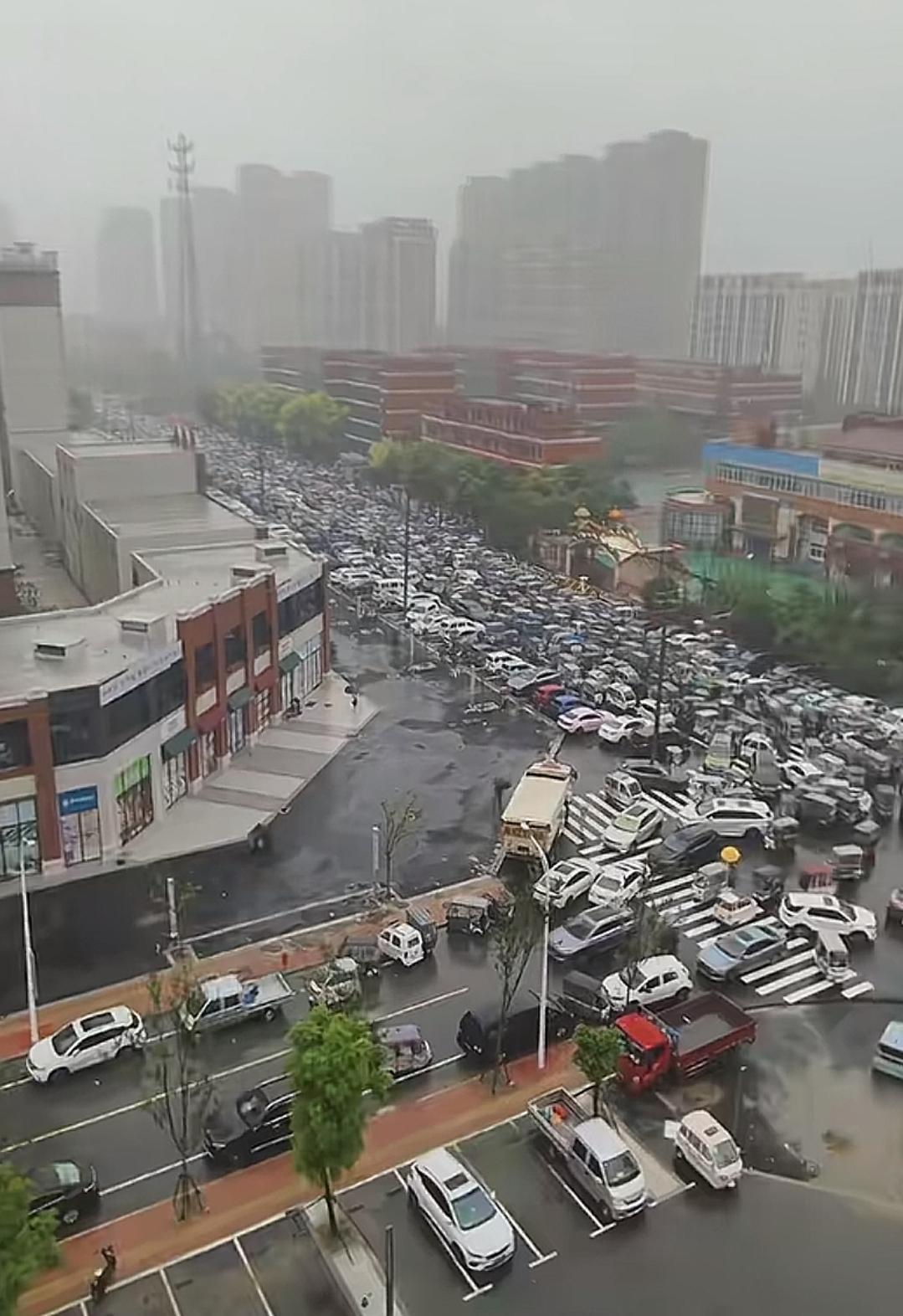 好像全国各地都差不多，只要哪里有中小学校，哪里有能堵到让你怀疑人生。