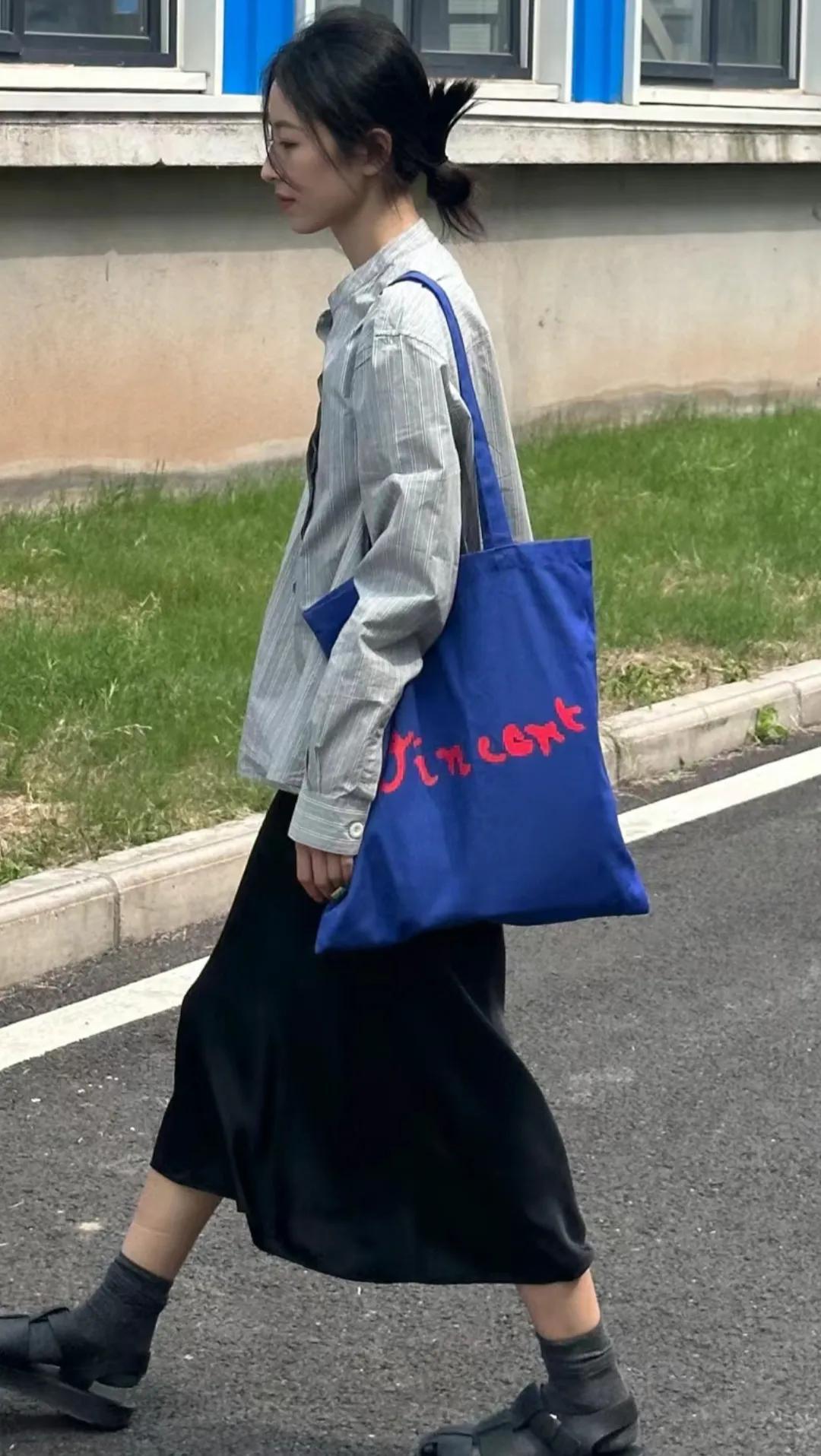 周雨彤太接地气了，尤其是蓝色挎包。