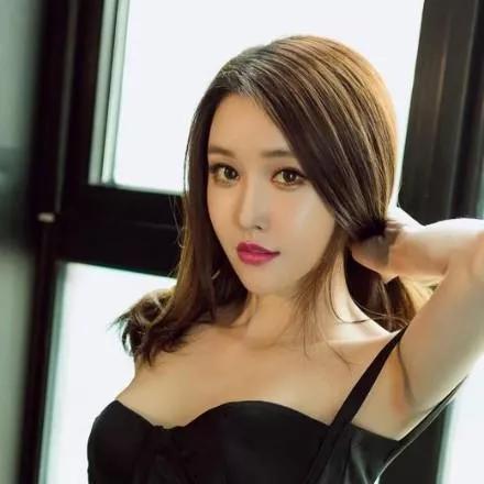 优雅黑裙，精致妆容，女神范儿满满！气质黑裙  气质吊带黑裙 轻奢时尚黑裙 性感黑