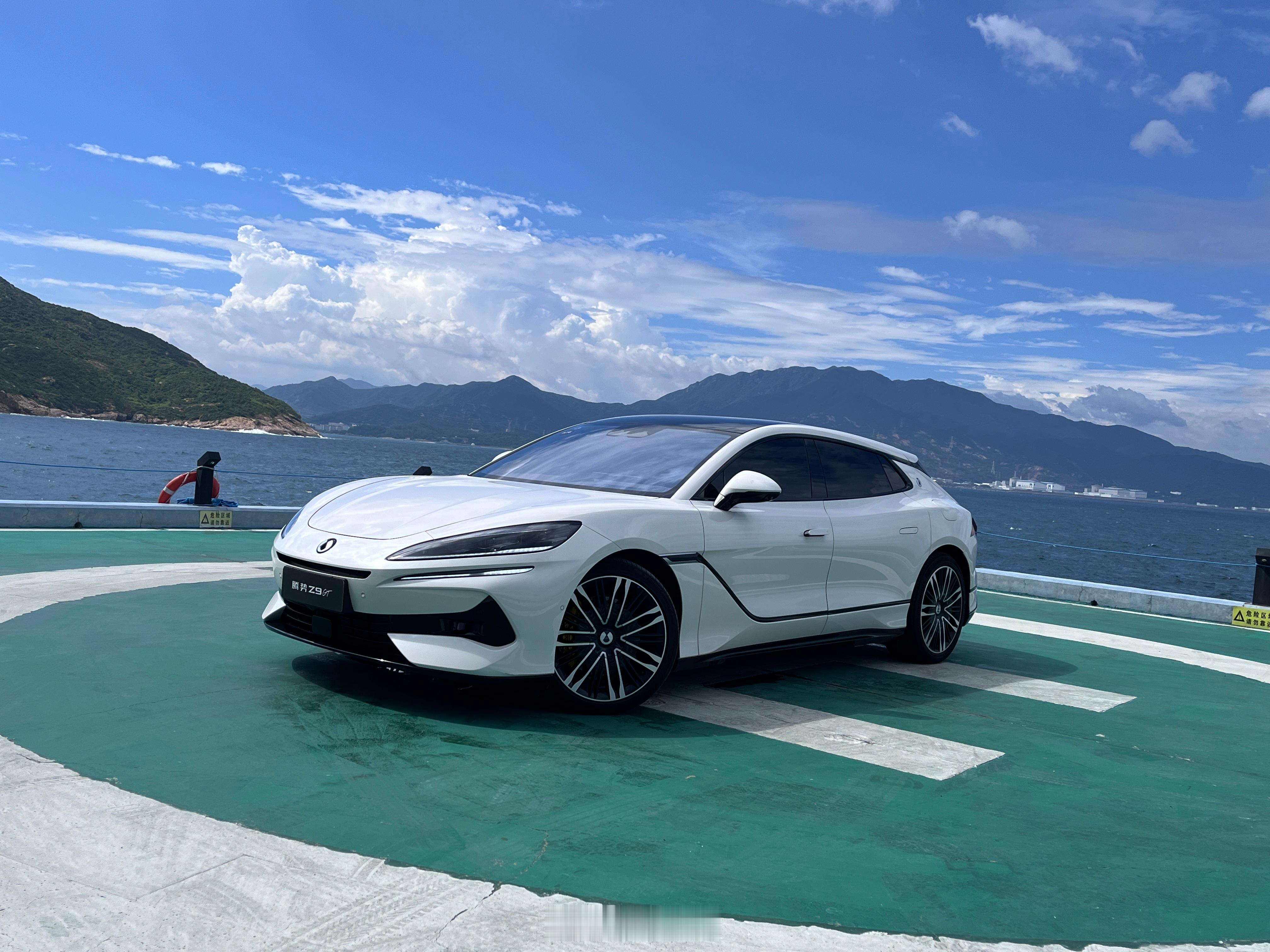 同样是海边，猎装，白车，想起来了多年前在佛罗伦萨试Lusso，Z9这车吧，车头和