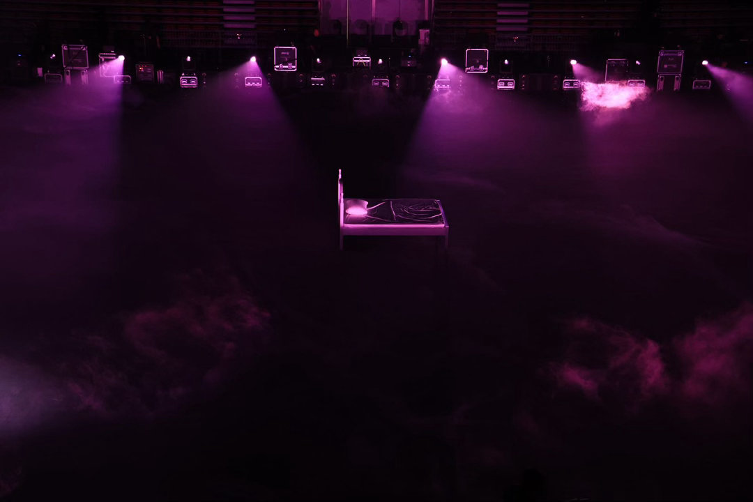 周震南好大一张床周震南把双人床搬舞台上了 周震南你是懂舞台的！双人床搬上来的时候