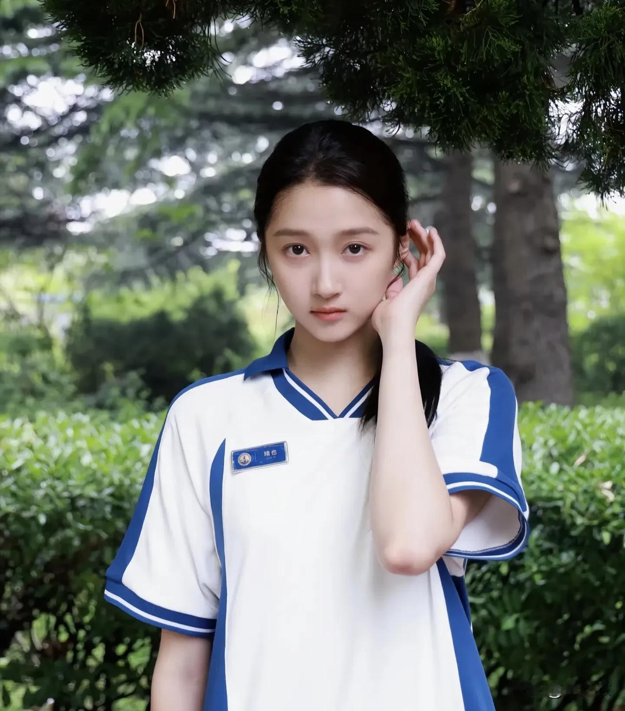 我觉得关晓彤挺好的，可是有部分网友总说她只有腿长可以拿出来谈。

但是我觉得她长