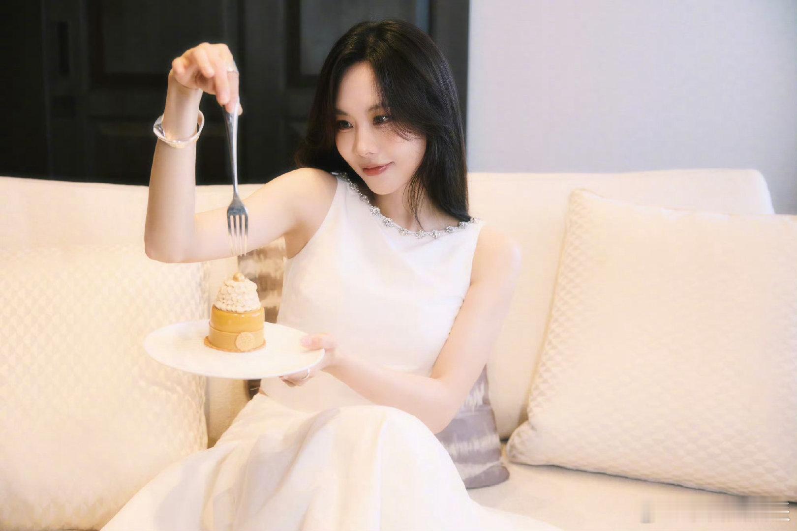 王霏霏39岁生日写真王霏霏生日写真王霏霏的生日写真直接美到我失语，39岁的状态完