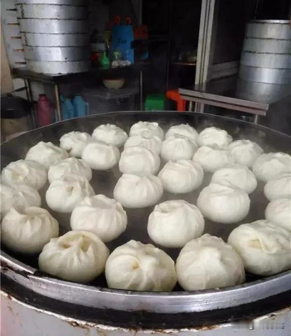 生意好了，千万不能飘。

小区楼下一个早点铺，稀饭1.5元一碗，素包子1.5元一
