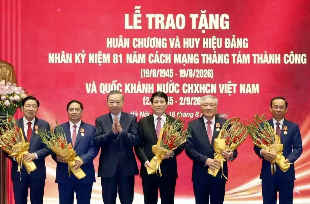 还是差了点！8月18日上午河内，苏林向梁强和范明政等人颁授胡志明勋章。

评论几
