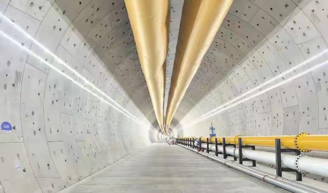 跨江越岭通万里，中国高铁书写世界基建新传奇
 
从东海之滨的上海，到巴蜀腹地的成