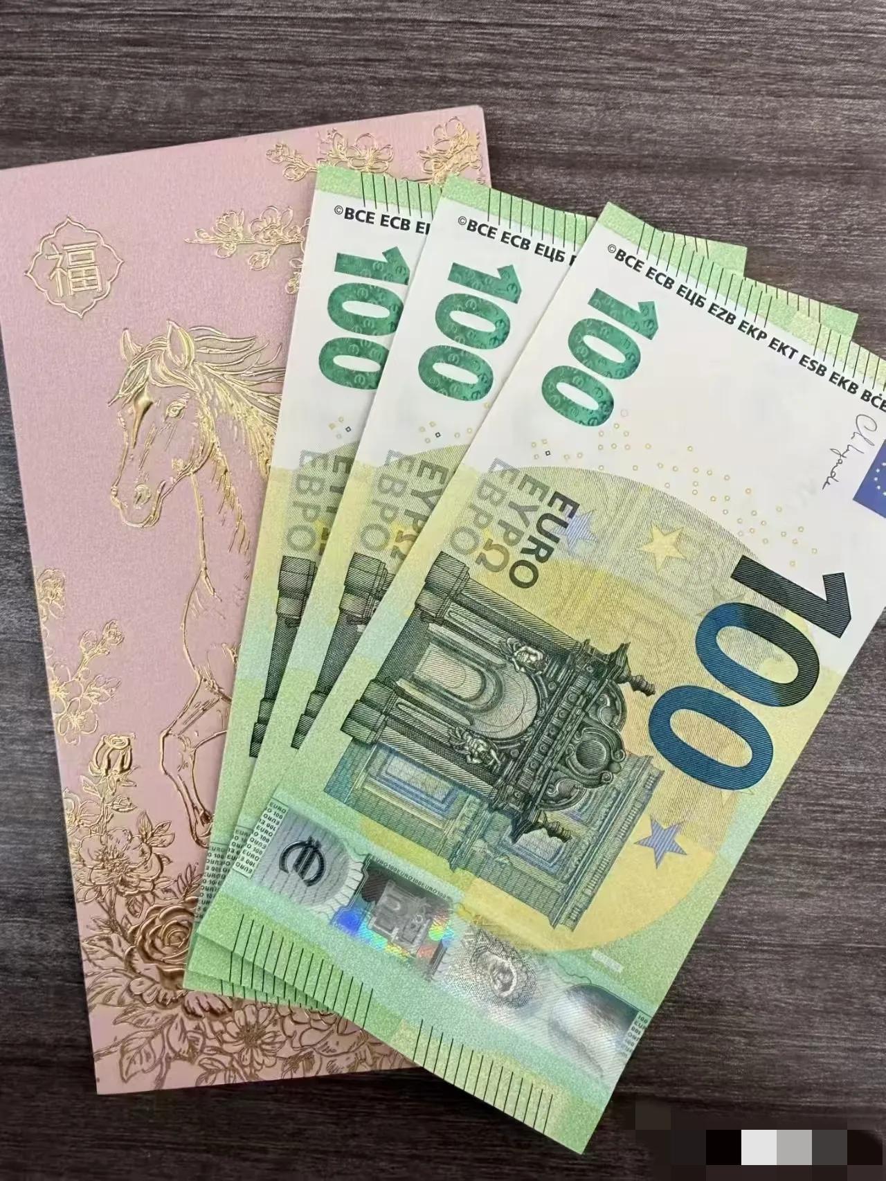 友友们帮看看，这是在国外工作的一个亲戚给小孩的红包，里面有三张这样的100元外币
