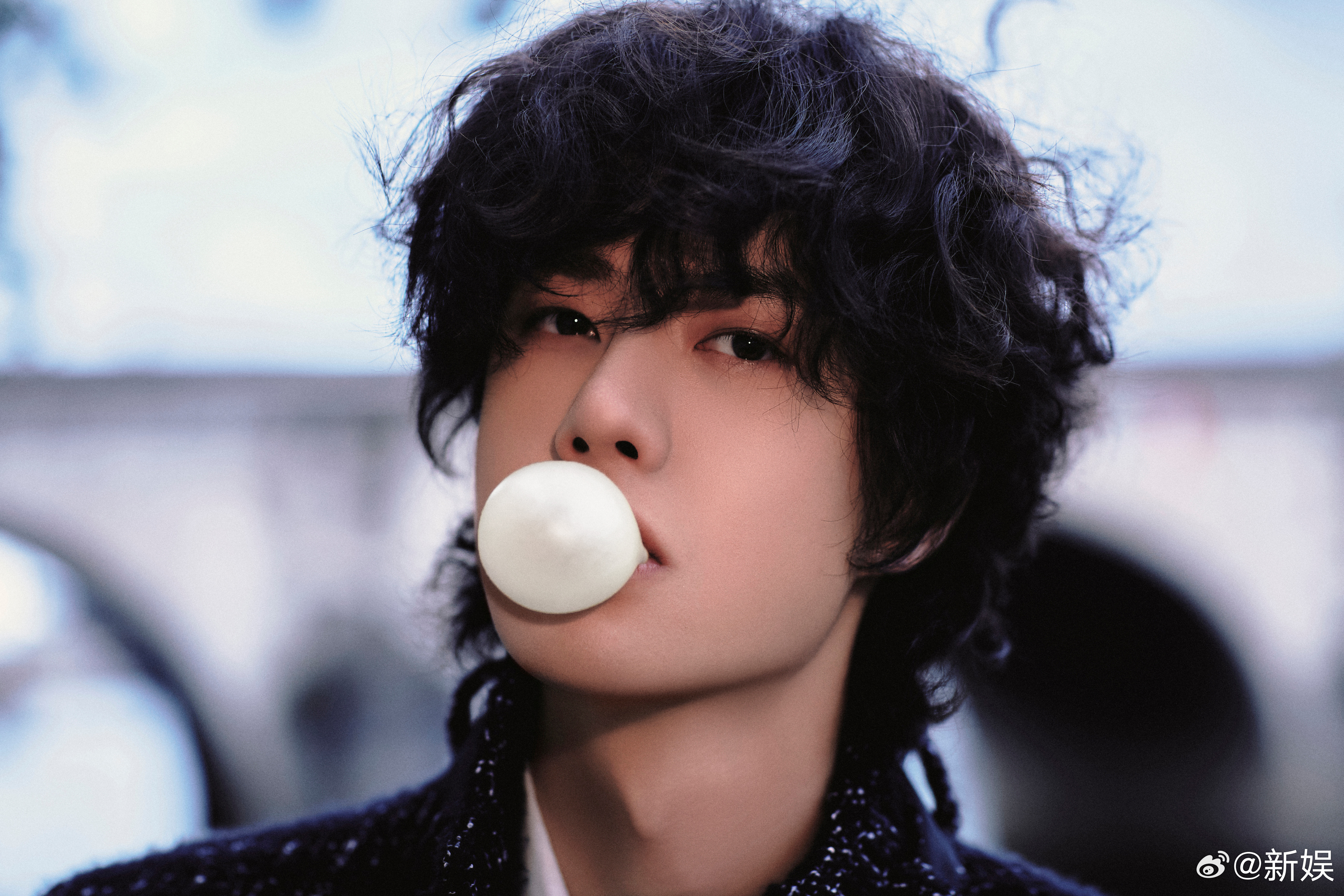 王一博吹泡泡plog王一博生日吹泡泡王一博又来展示他的吹泡泡个人技，过生日就是要