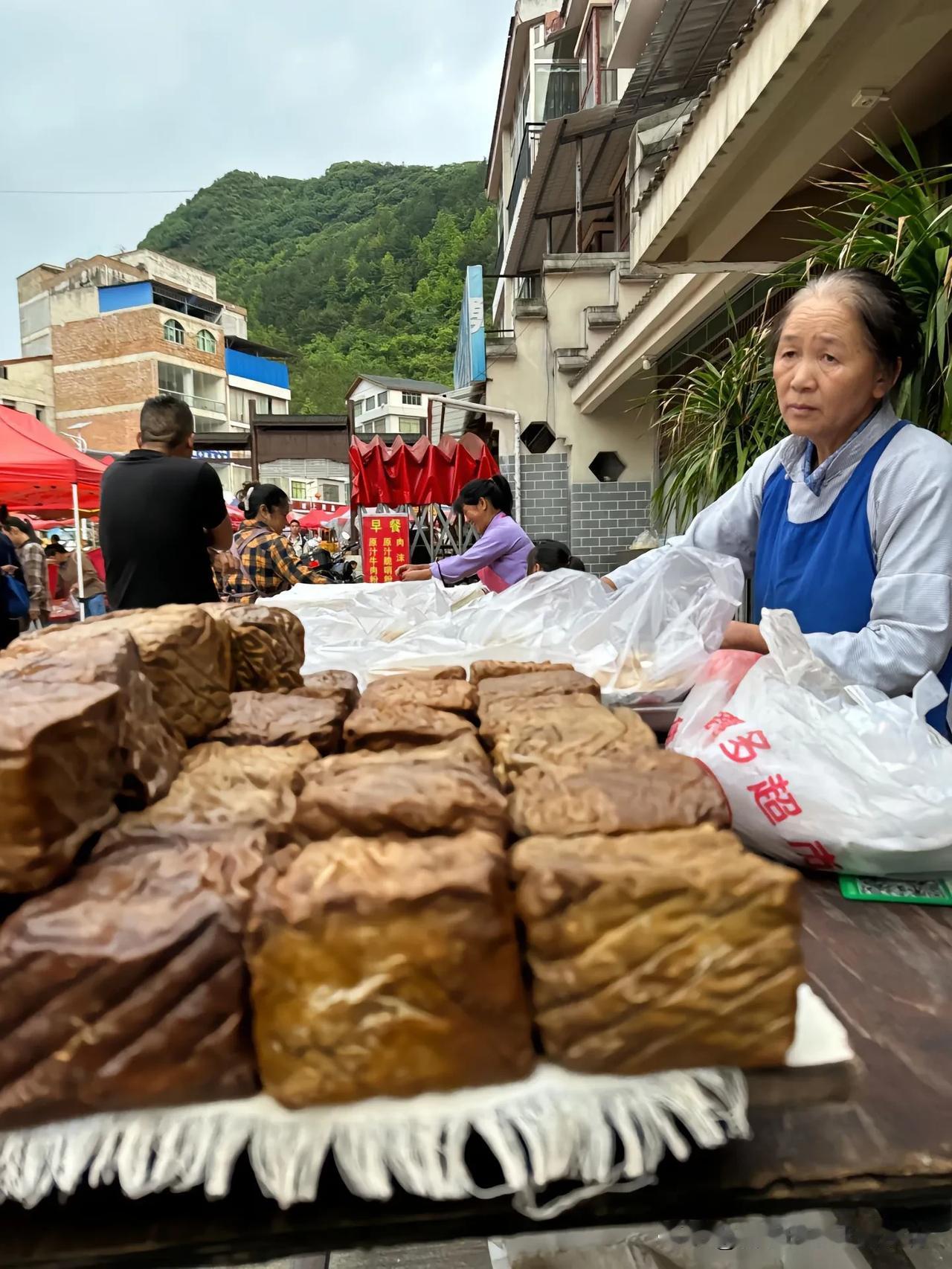 也是这样的日子，卖叮叮糖的姨妈挑着箩筐从鼓扬翻山越岭来到凤鸣关。她是母亲的堂妹，