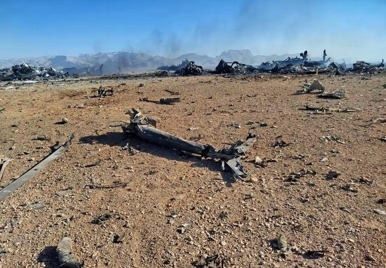 残骸现场又有新发现！

在两架被炸烂的C130运输机残骸现场，还发现了一架直升机