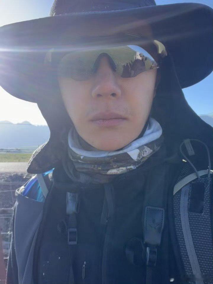 王一博ins素颜自拍事实证明，大帅哥有颜值就是这么松弛！ ​​​