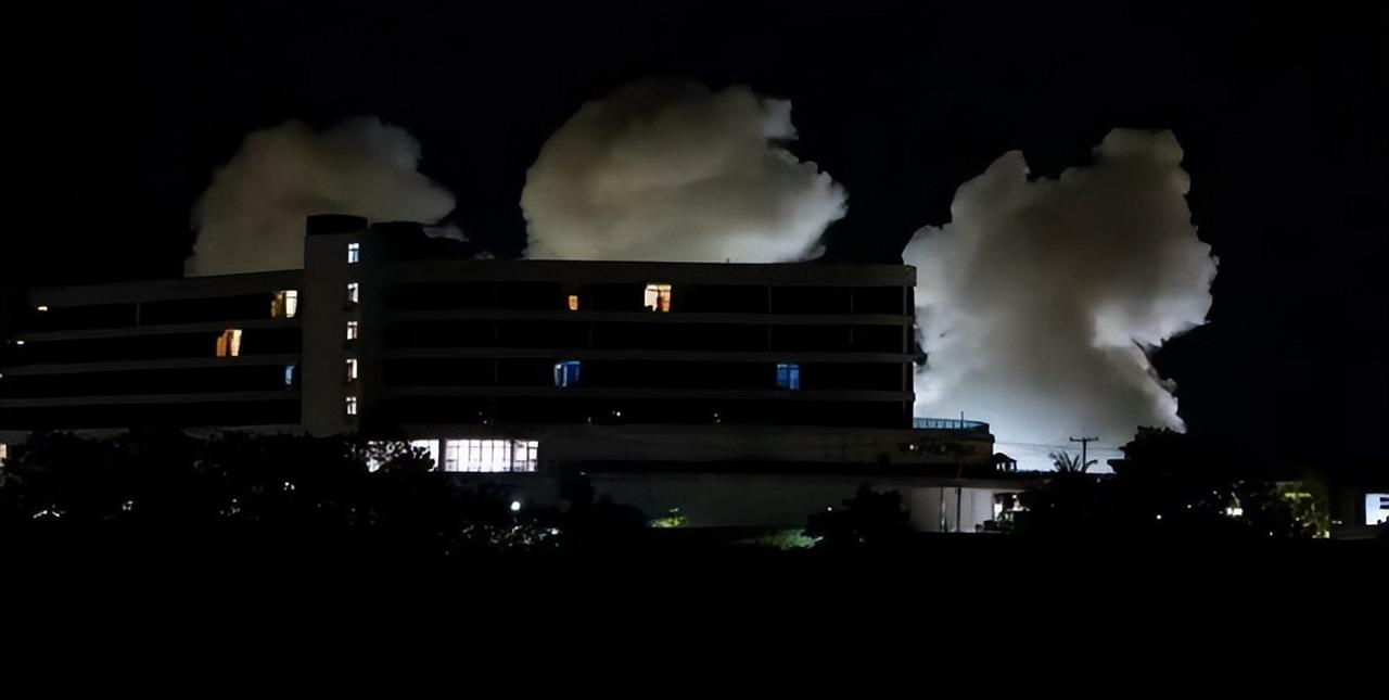KK园区彻底完了！缅军深夜引爆建筑物，巨响吓坏对岸泰国人；超千人逃去泰国，有人中