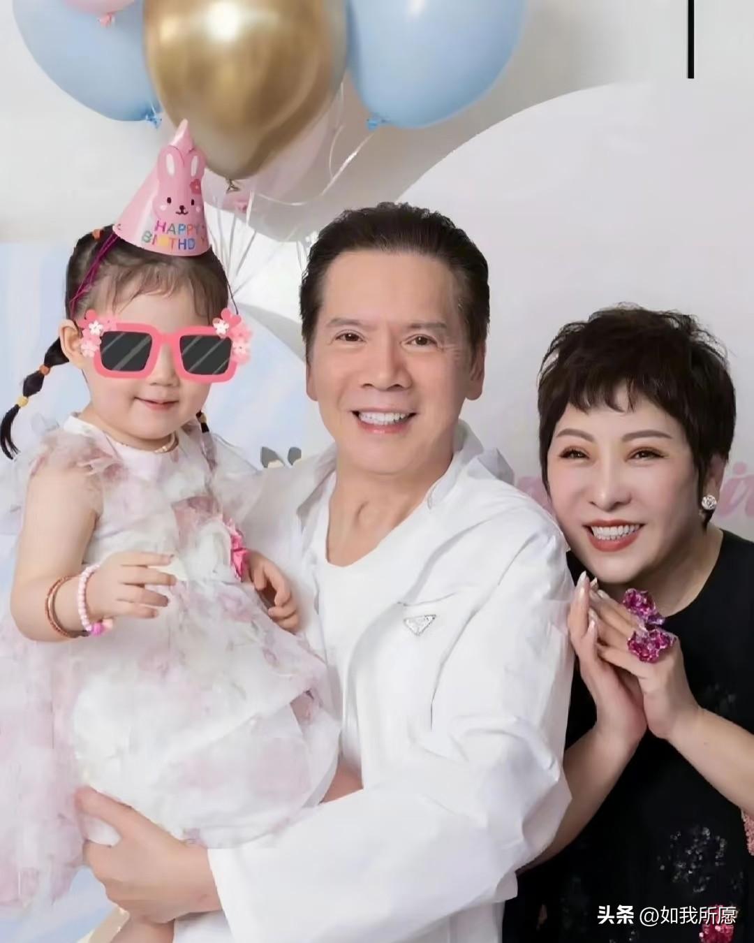 刷到向家设立信托的新闻，
网友的评论把我笑疯了：
“爷爷奶奶颜值都不低，可惜两个