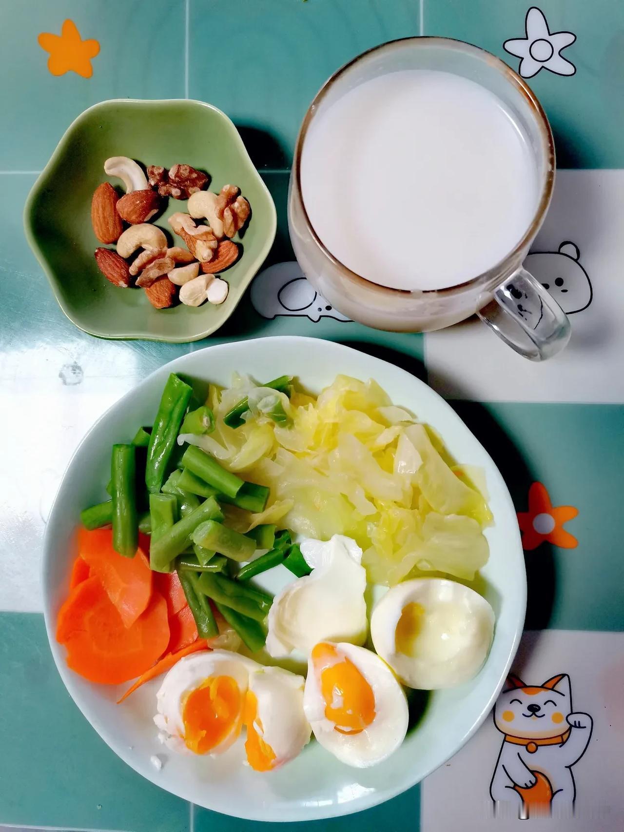 秋意凉凉之中年女性减脂早餐日记
蛋白质：鸡蛋
蔬菜坚果：卷心菜、胡萝卜、四季豆、