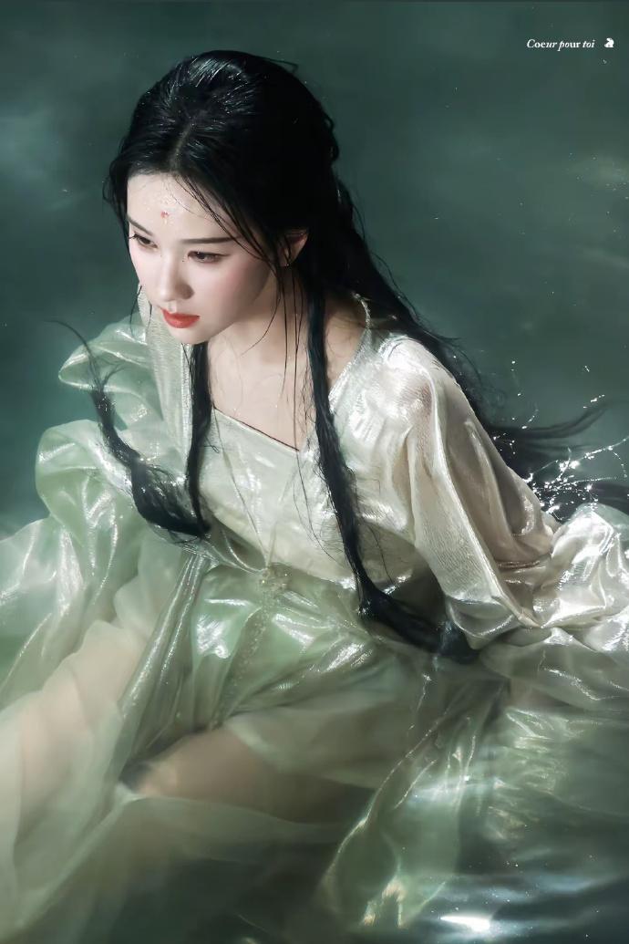 剧宣救命，用去年的旧图做新剧宣传，这操作我也是第一次见，还好都灵颜值扛住了 ​