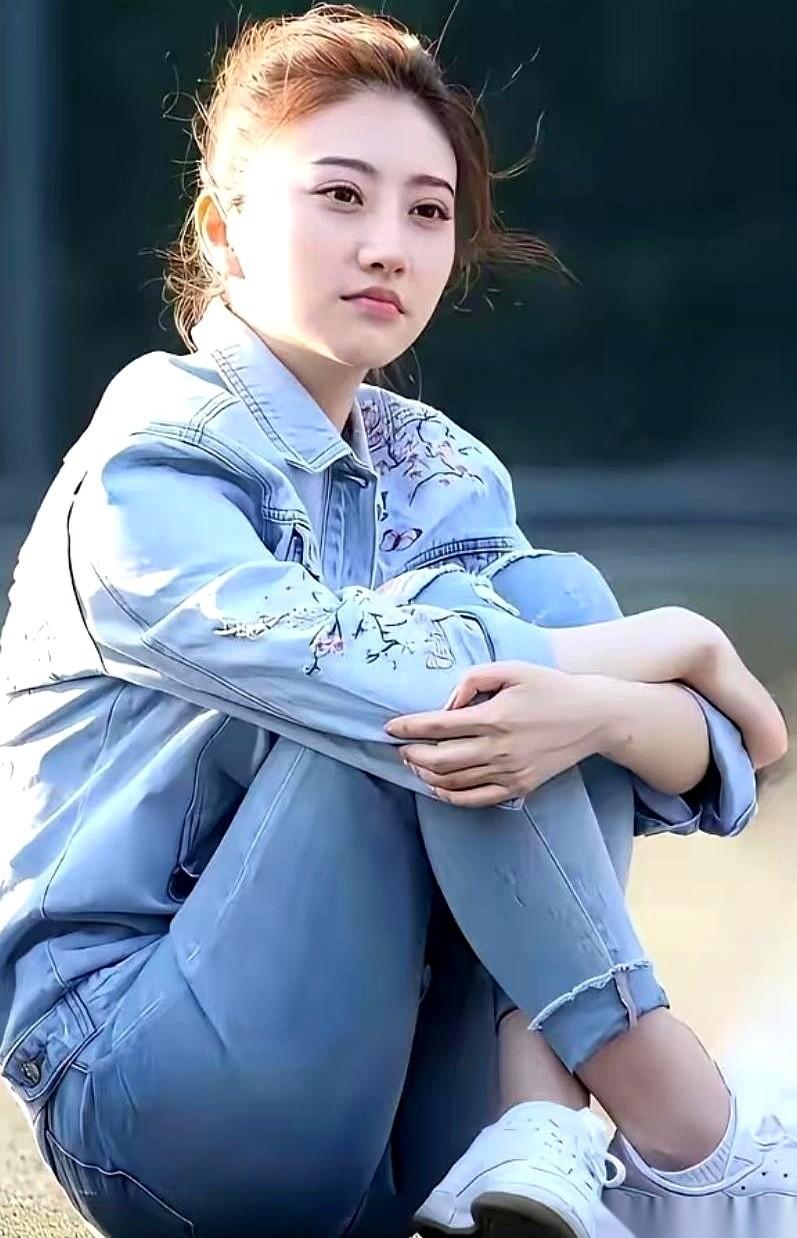 提到景甜，很多人的脑海里立马会浮现出那个刚出道时被各路大制作众星捧月的小女孩。但