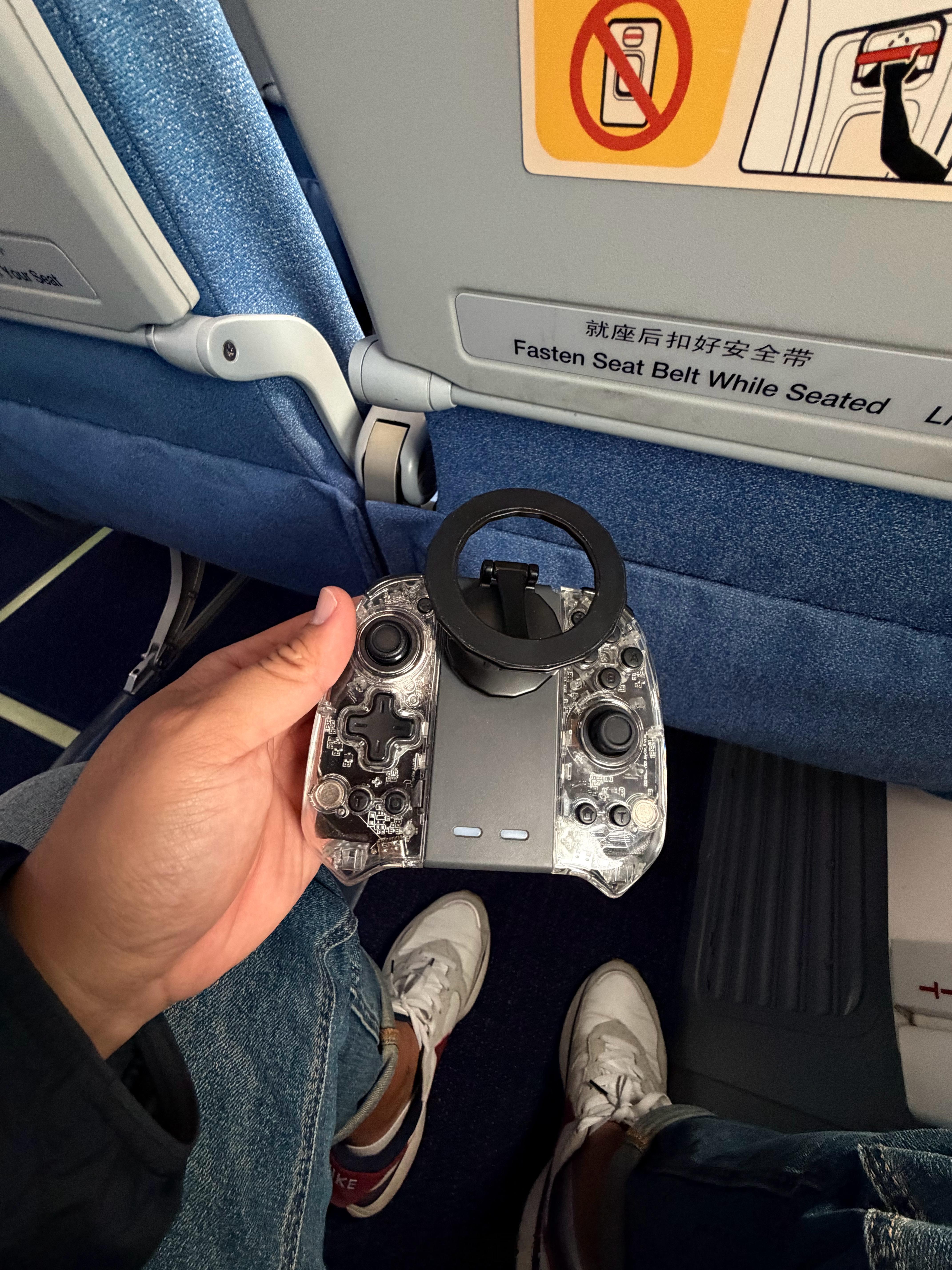 给手机配了个磁吸手机支架，再配合Joycon，在飞机上就可以疯狂玩手机模拟器，不