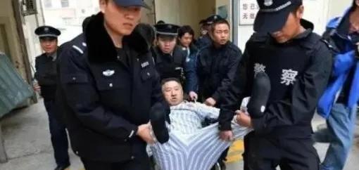 2015年，在京煤集团总医院霸占了病床3年的“钉子户”，被法院强制腾退床位，然而