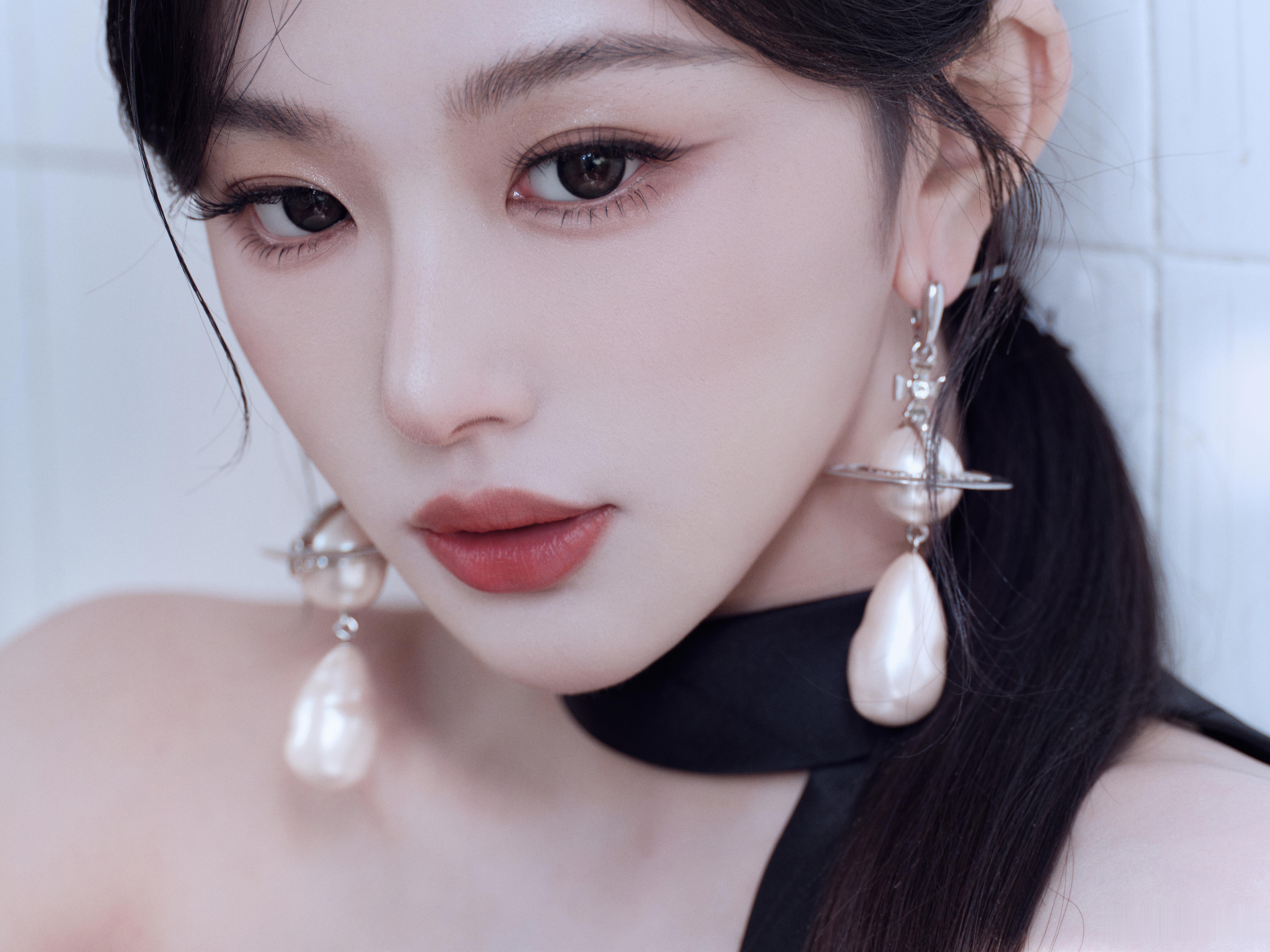 孔雪儿珍珠拟人孔雪儿 = 珍珠拟人本体，莹润似珠，身姿玲珑，一颦一笑皆流光婉转，