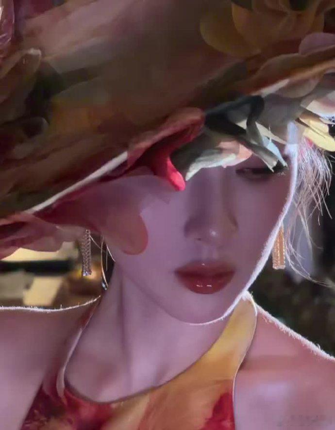 孟子义真的是越看越美，挂脖鱼尾裙加上精致妆容，简直美得让人停不下来，优雅又高贵，