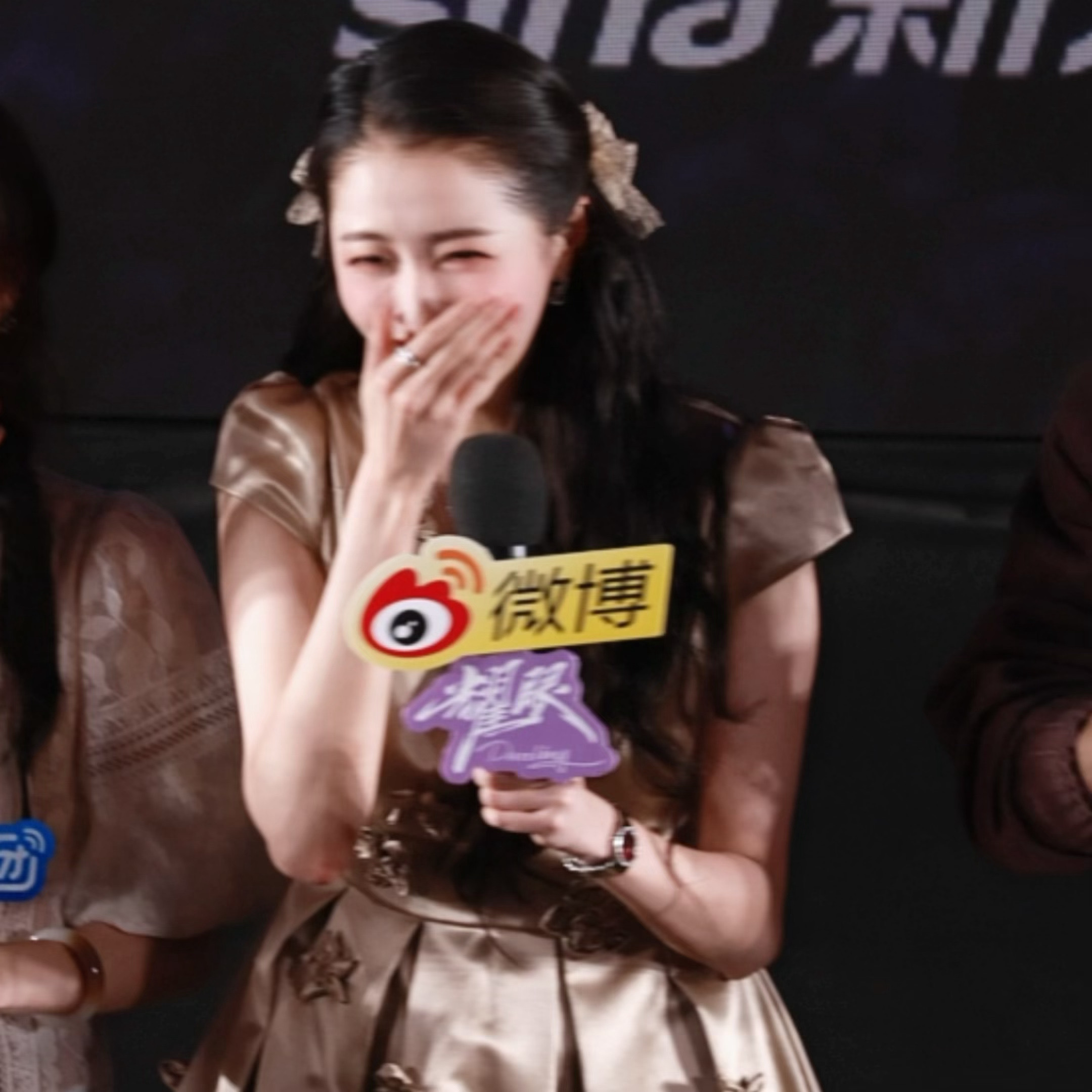 关晓彤说今天是甜妹来的晓彤回应拽姐人设也太可爱啦～拽是演出来的，本人现实超甜！今