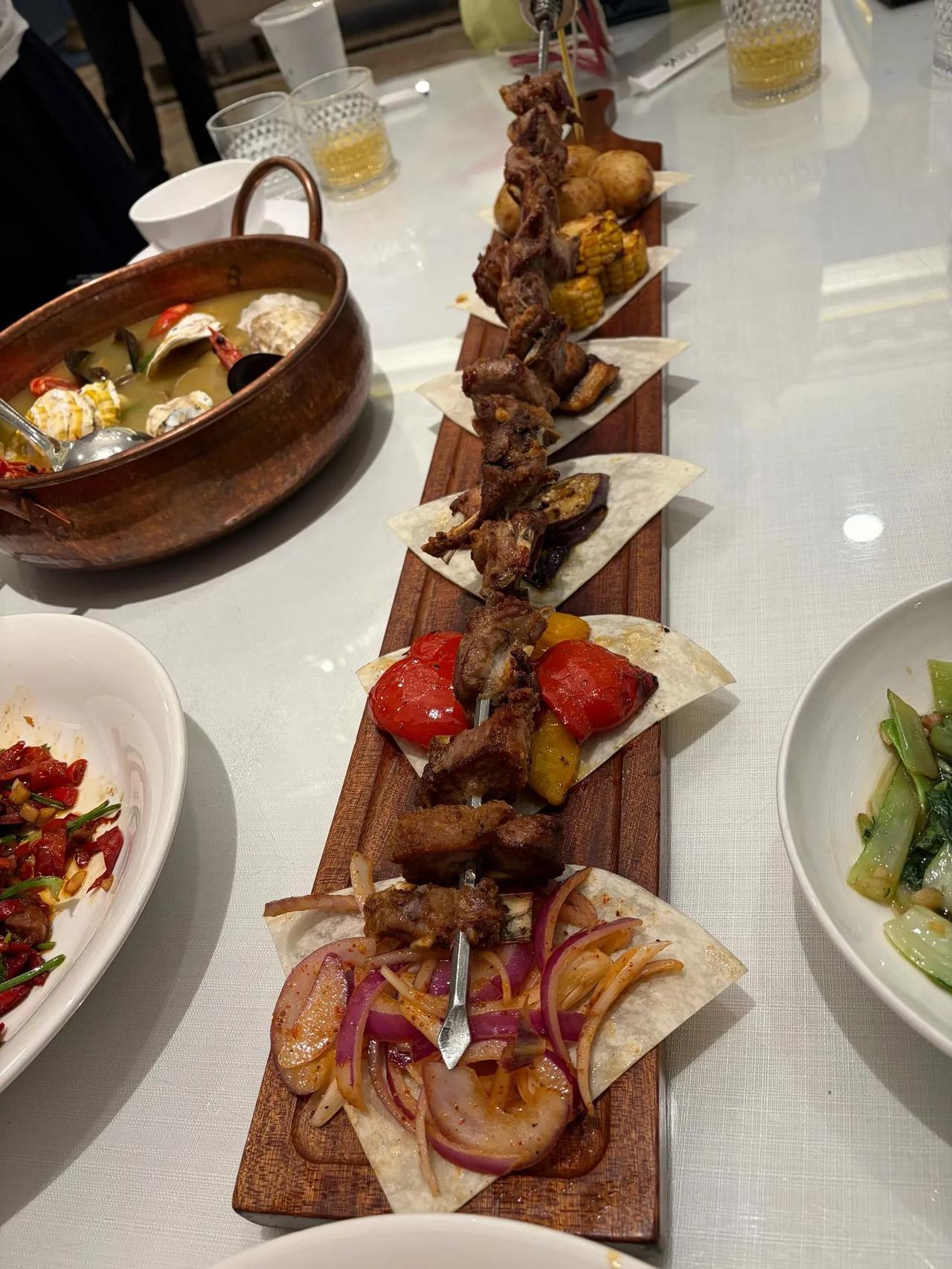 隔着屏幕云吸朋友的新疆一米烤串，光看着就香迷糊了，狠狠一饱眼福！