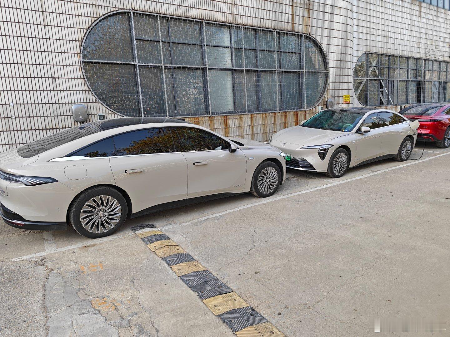 我提至境L7一个多月的时间，店里同事又买了一辆，同款，同配置。我们每天都在开不同