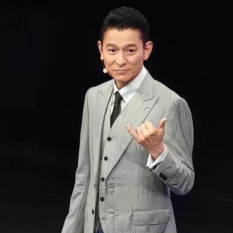 不知大家有没有发现，
65岁的刘德华
在演唱会上的状态实在太出圈了。

    