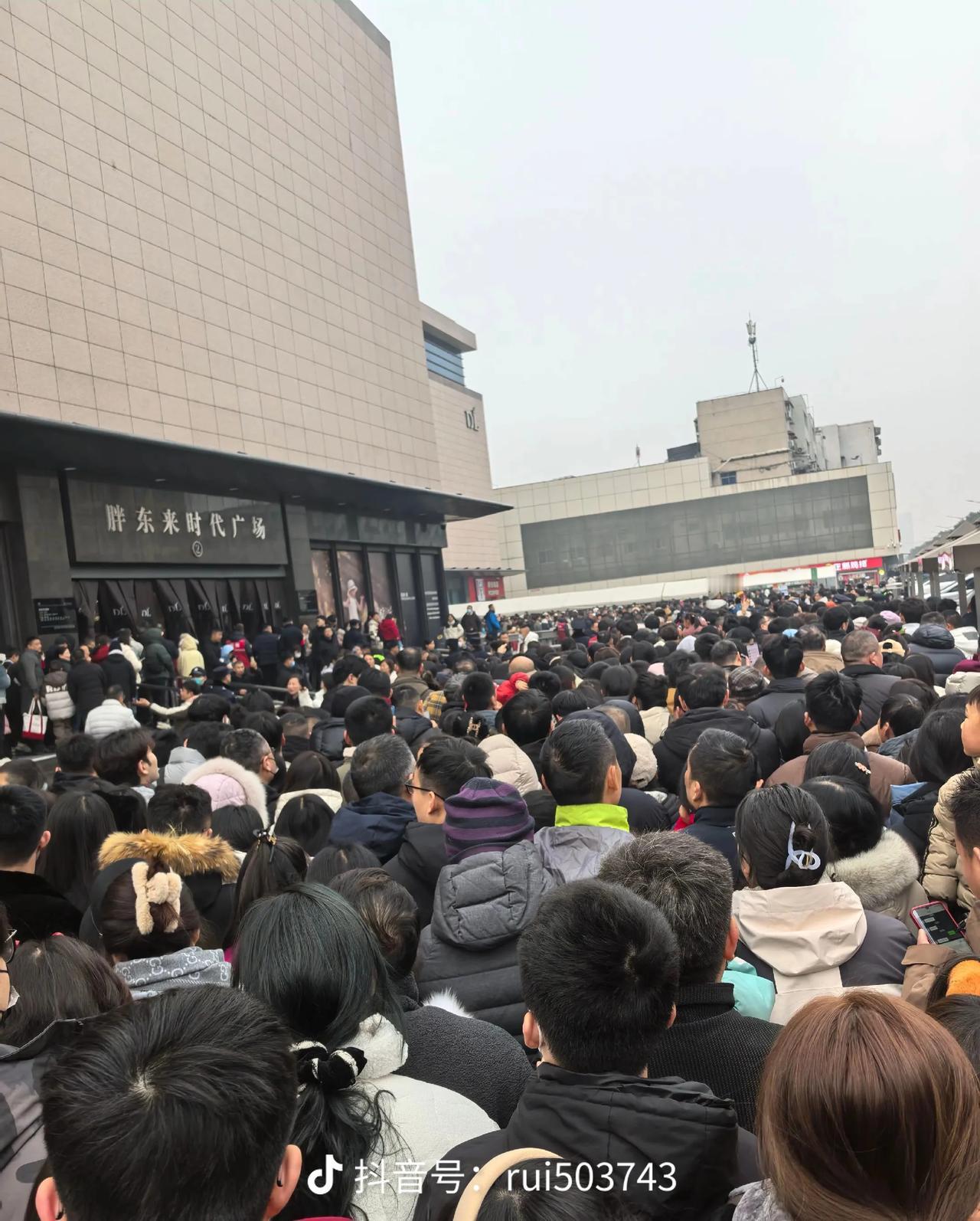 作为一名河南许昌 本地人毫不客气的说，胖东来就仅凭于东来个人的一举一动屡次上热搜