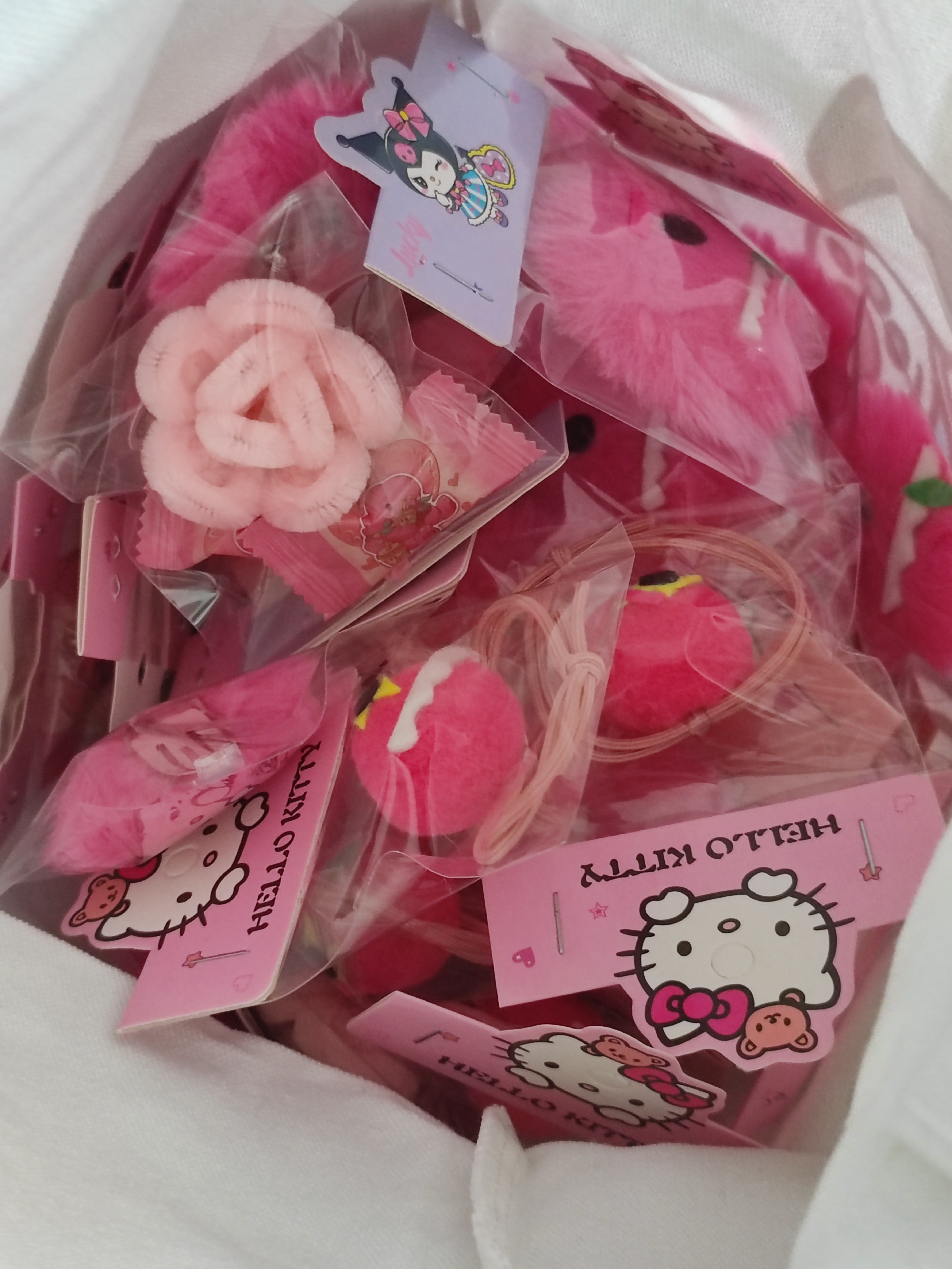 准备好了 胸针 发绳 挂件 发夹 糖果厦门见吧～ ​​​
