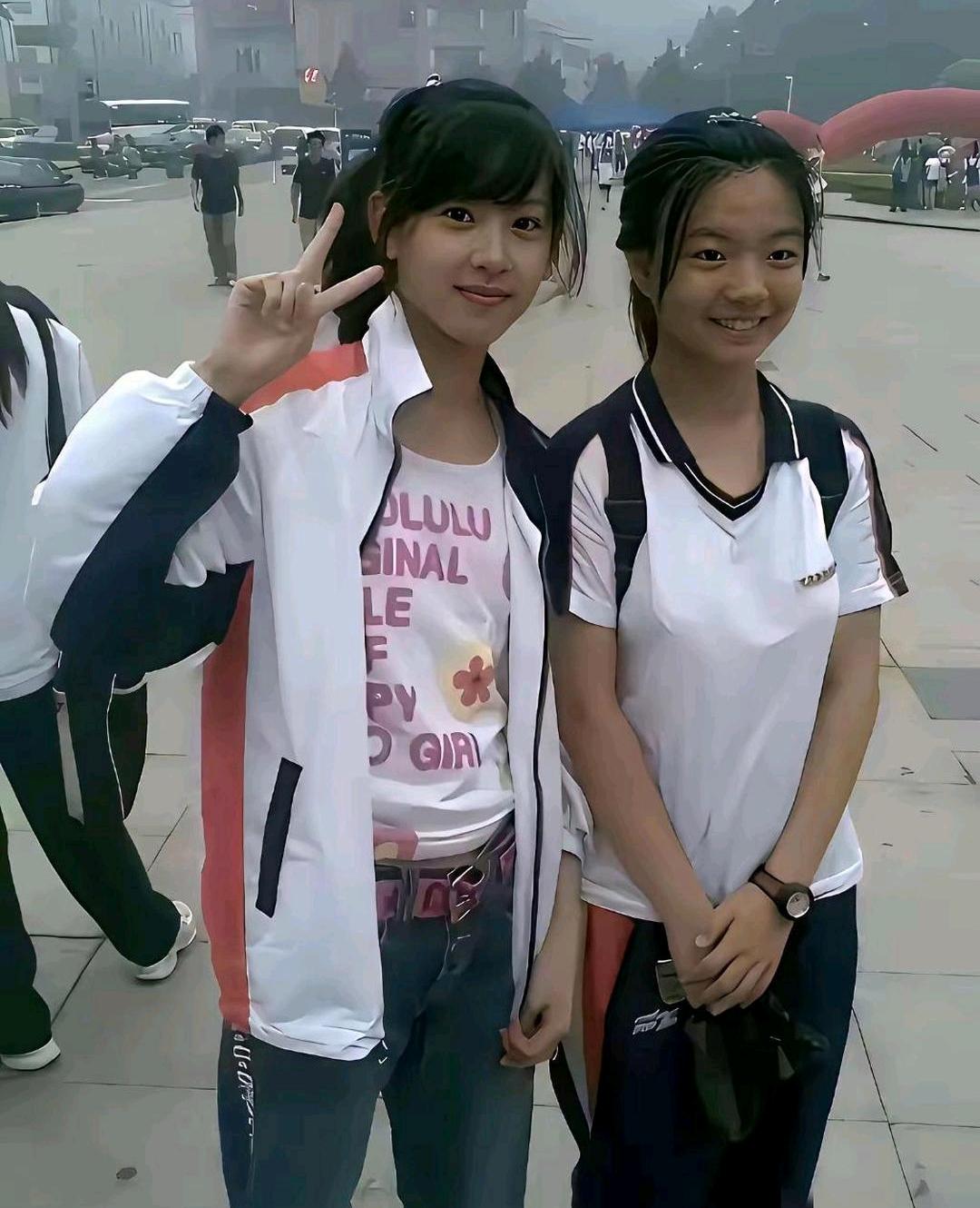 猜猜左边的是哪个明星小时候？
右边这小女孩，真能炫耀一辈子
 
刷到一张童年合照