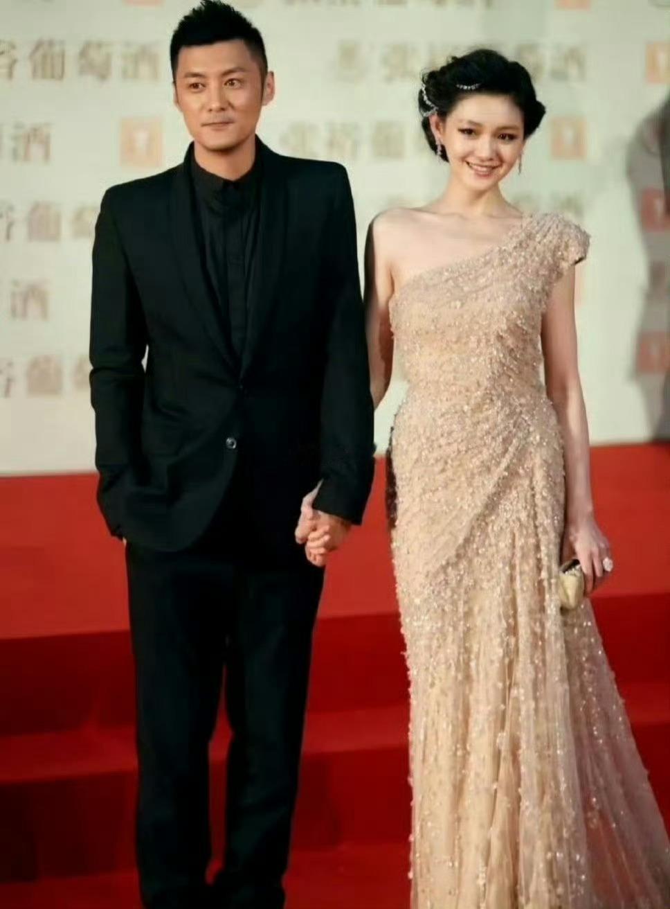 当年品牌方需要珠宝露出，大S觉得这条高定礼服如果搭配项链会很多余，就把项链编进头