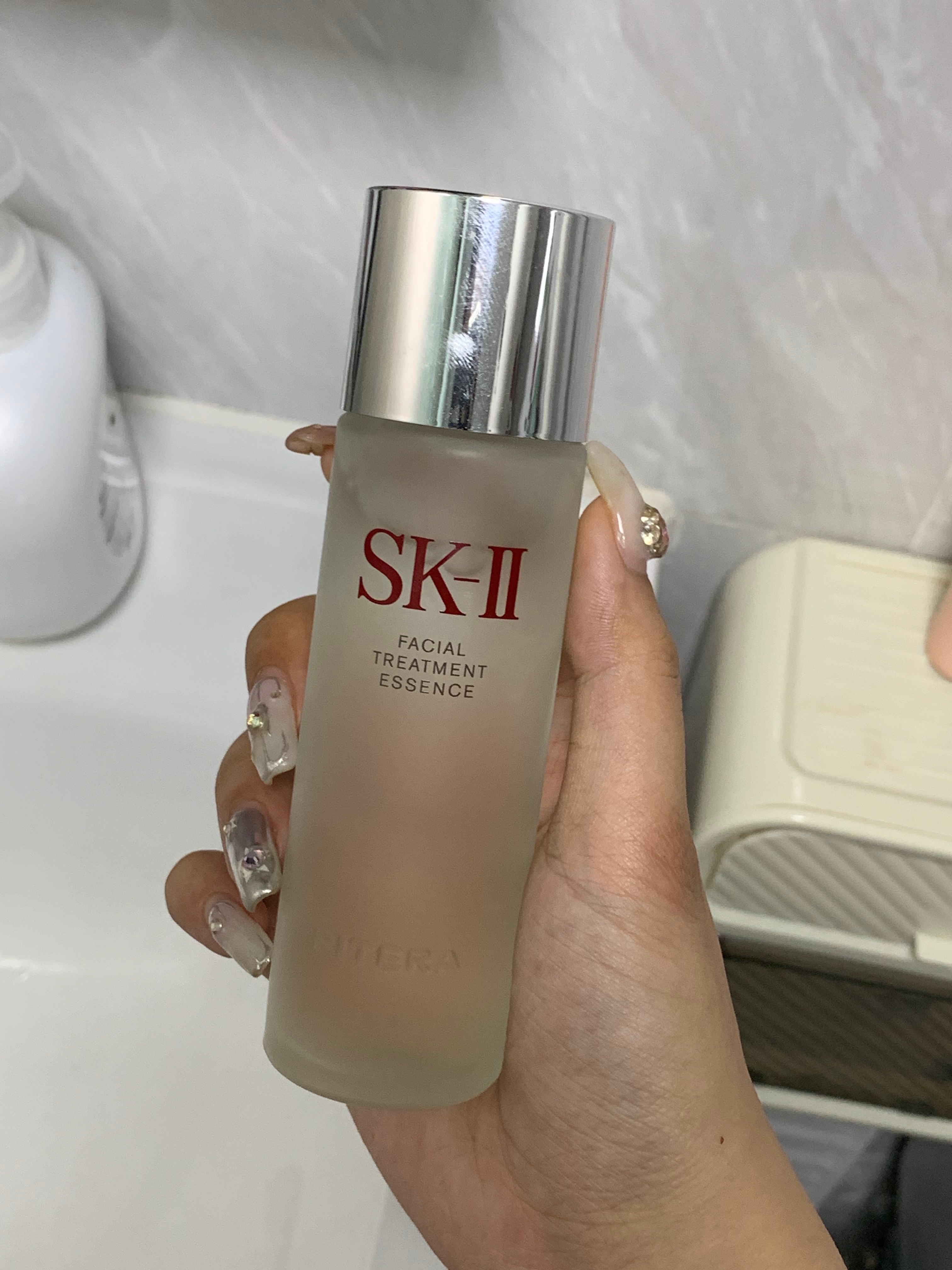 我趣！这sk2神仙水也太顶了吧！用完一瓶，皮肤状态前和之前比简直不是一张皮啊！ 