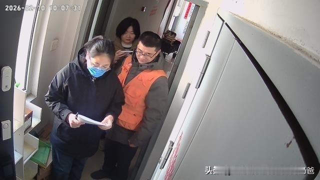 2月10号过小年当天，精防医生，社区的警察的，又上门，把我爸叫出去，用了我爸手机