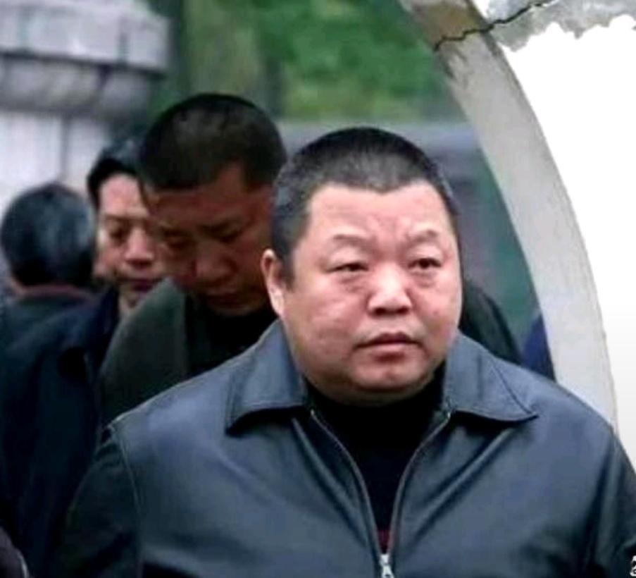 54岁的臧天朔，死前半年把2000万家底和所有名表、金链子，全砸进了ICU账户。