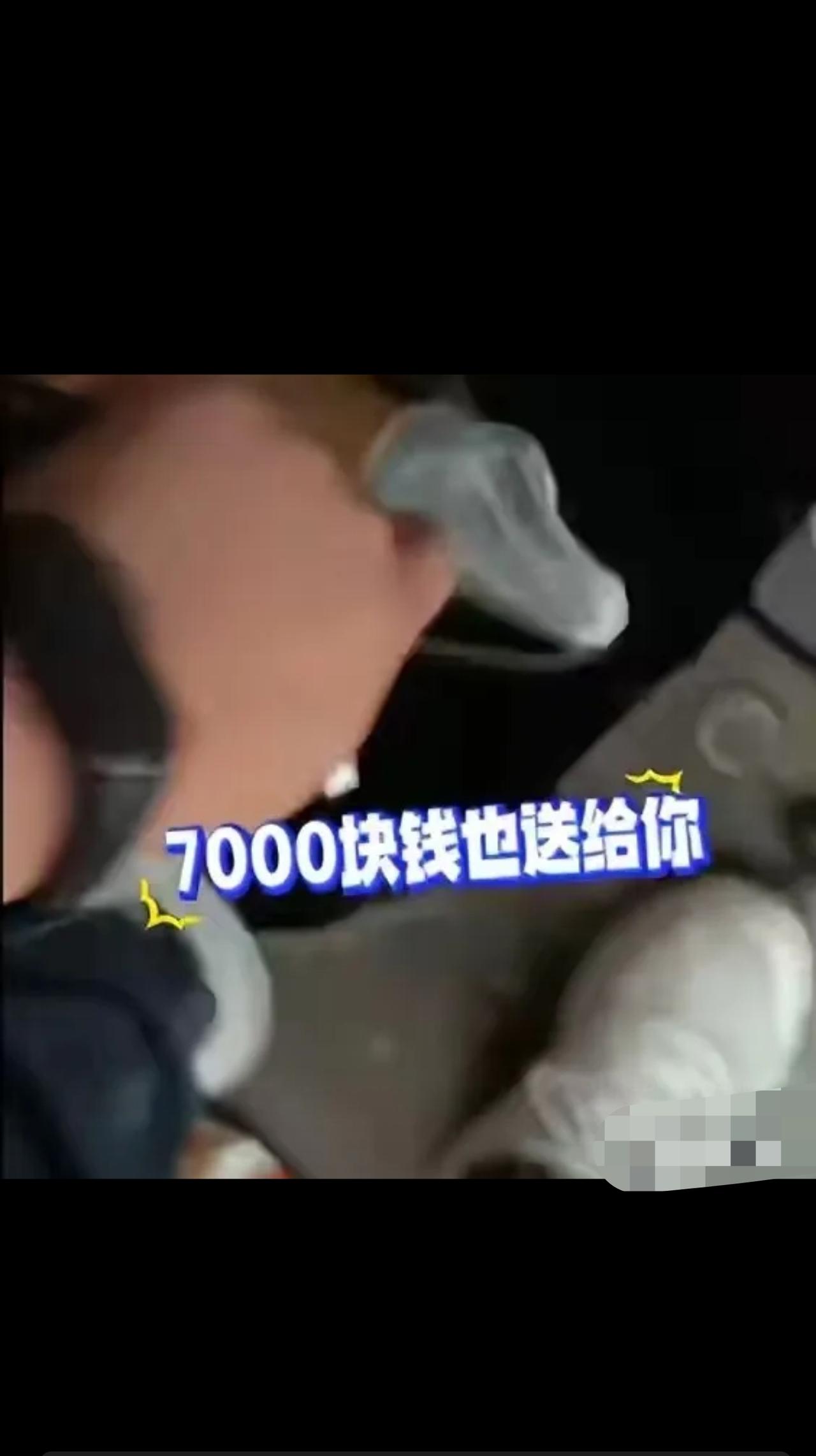 “天地良心！”上海，男子上门给一老人开锁，开完，老人塞给他一个袋子，他打开瞬间惊
