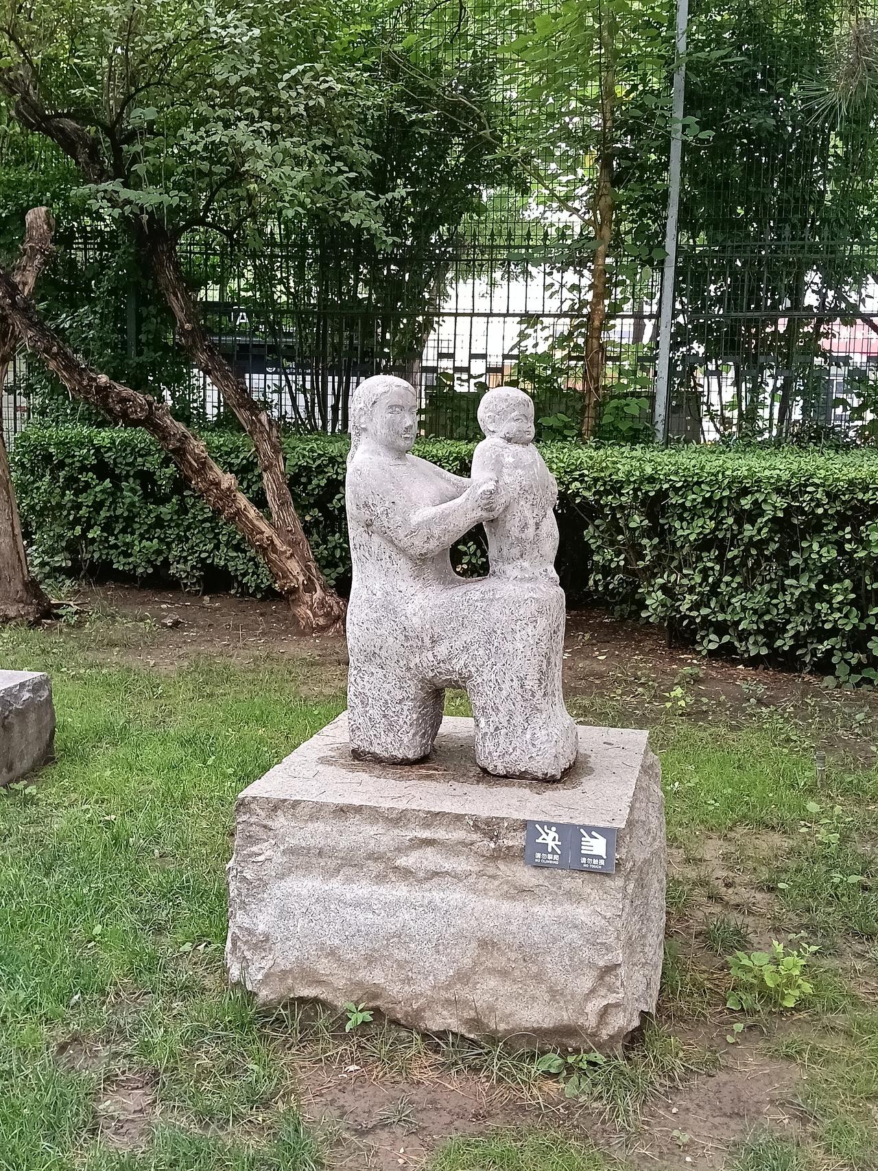 看到这个话题，我想起那些在烈日下坚守的人们。在湘江航道项目现场，数百名施工人员与