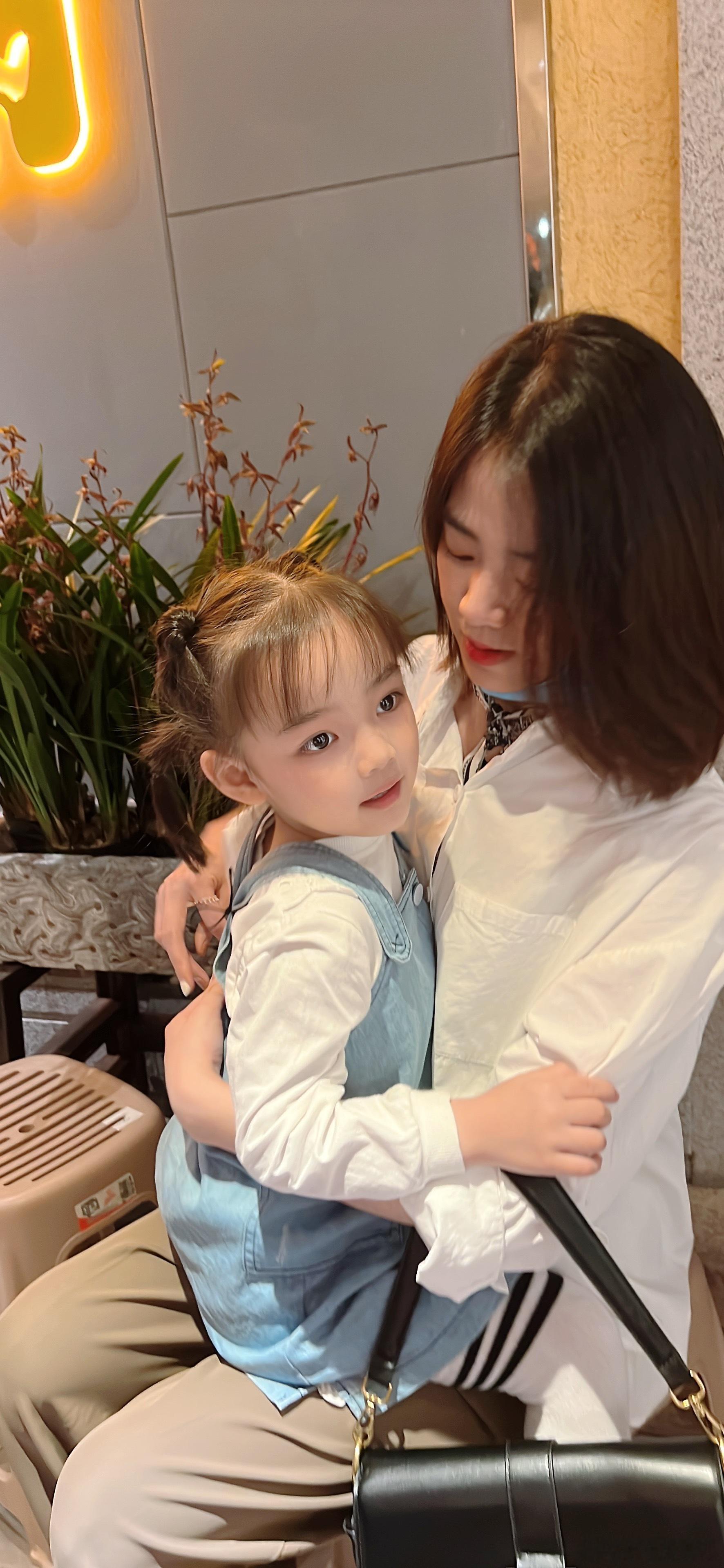 刚才我们小伙伴讨论了下孩子的问题～于我而言，却总觉得还是希望孩子永远再最小的时候