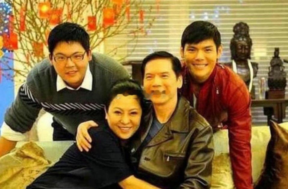 向佐长的很硬核，其实骨子里是非常温柔非常在乎家庭的人，一次次的站出来维护郭碧婷，