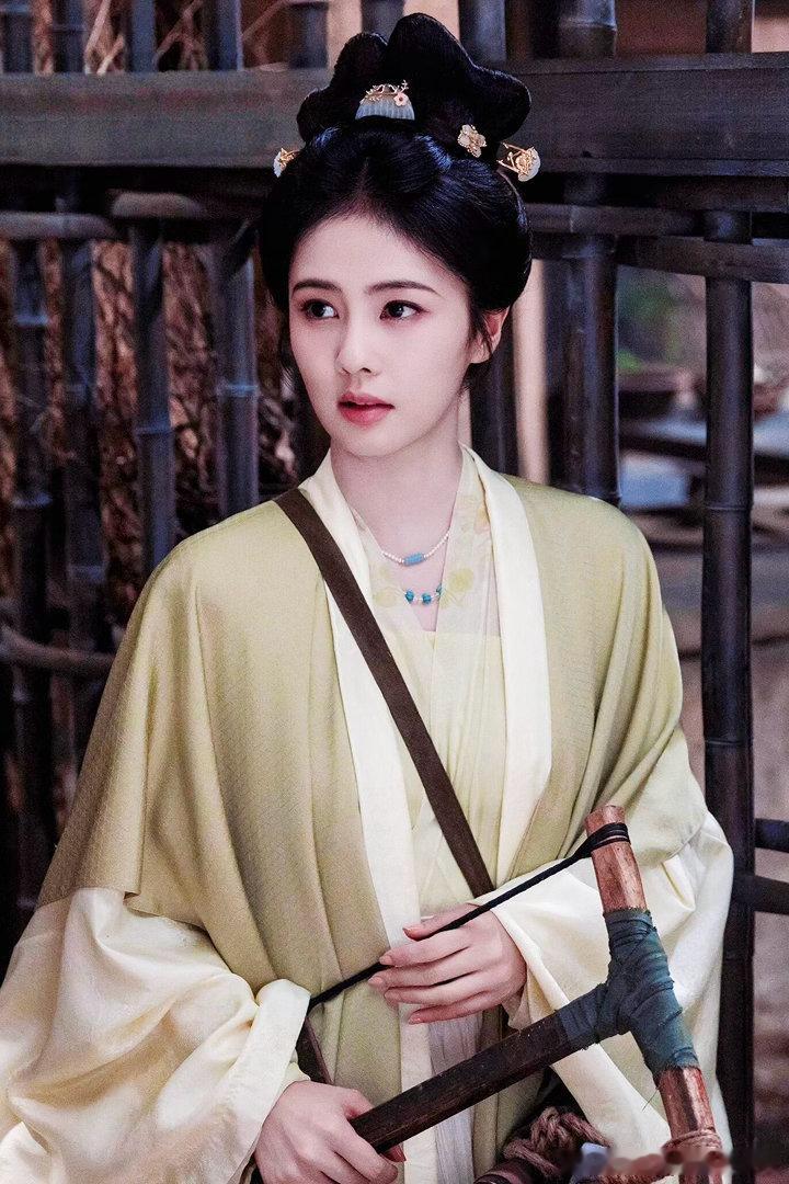 男女主的搭配太有看点了，颜值和演技双双在线，同框画面赏心悦目。不仅感情线好嗑，搞
