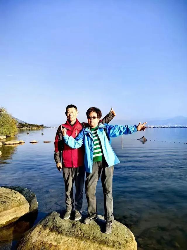 #西昌小众地打卡#站在邛海边，向西昌城市方向望去，远处高楼大厦与邛海连成一片，很