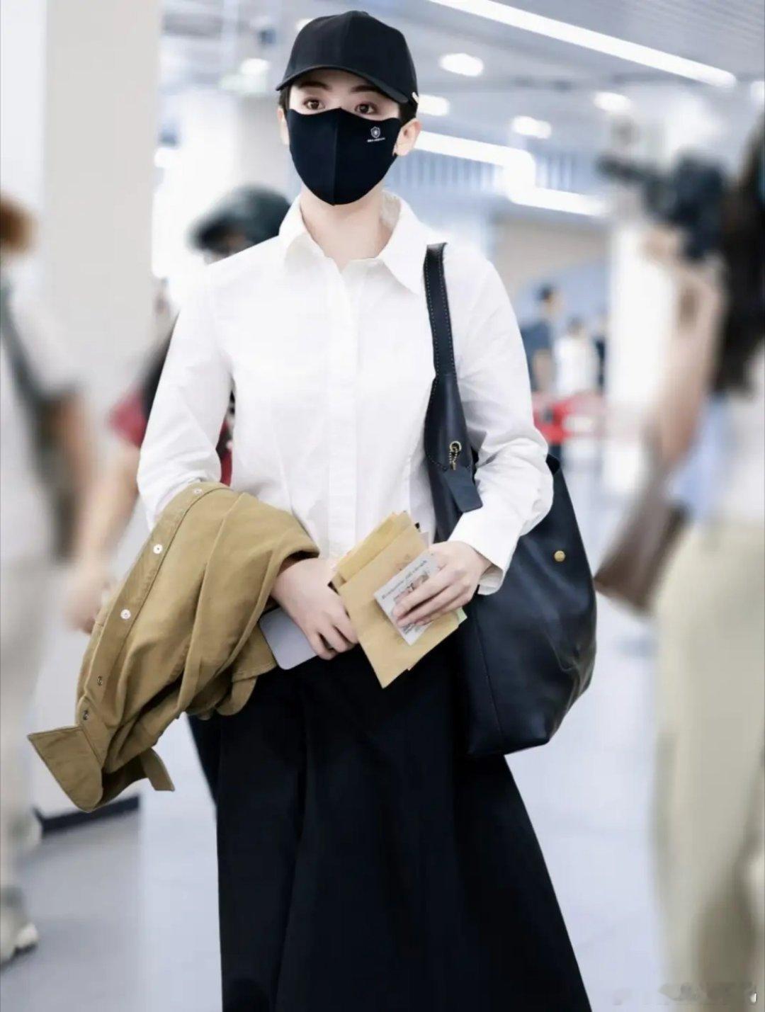 陈丽机场私服白衬衫配黑色半身裙，干净清爽简约又很高级！！！ ​​​