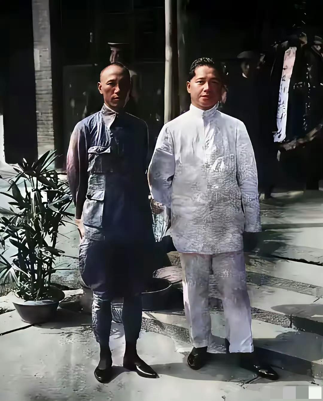 这张修复上色的老照片，藏着民国最讽刺的一幕。
 
左边的蒋介石，穿着短打，看着精